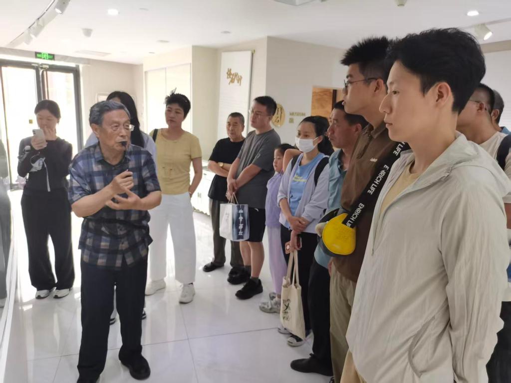今晚报社原社长兼总编辑